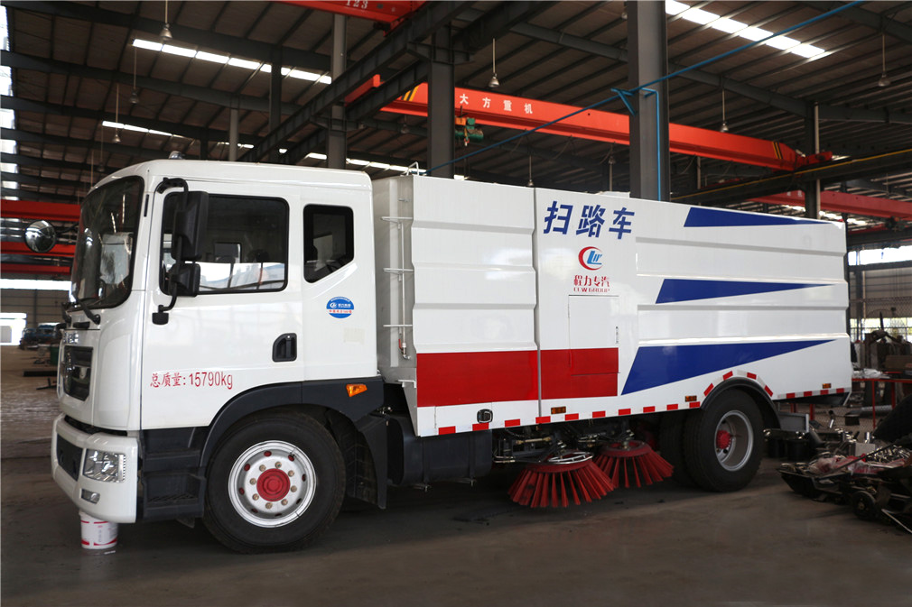 國五東風D9掃路車 城市清潔的智能管家，高效作業的新標桿